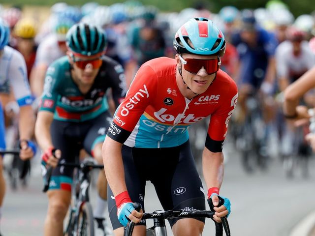 Van Gils valt op trainingsrit op rustdag, maar zet door in Tour de France