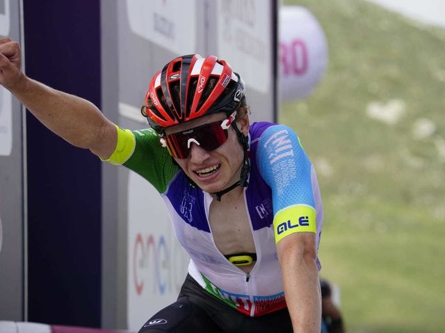 Lennert Van Eetvelt soleert naar winst in Ronde van Italië voor beloften